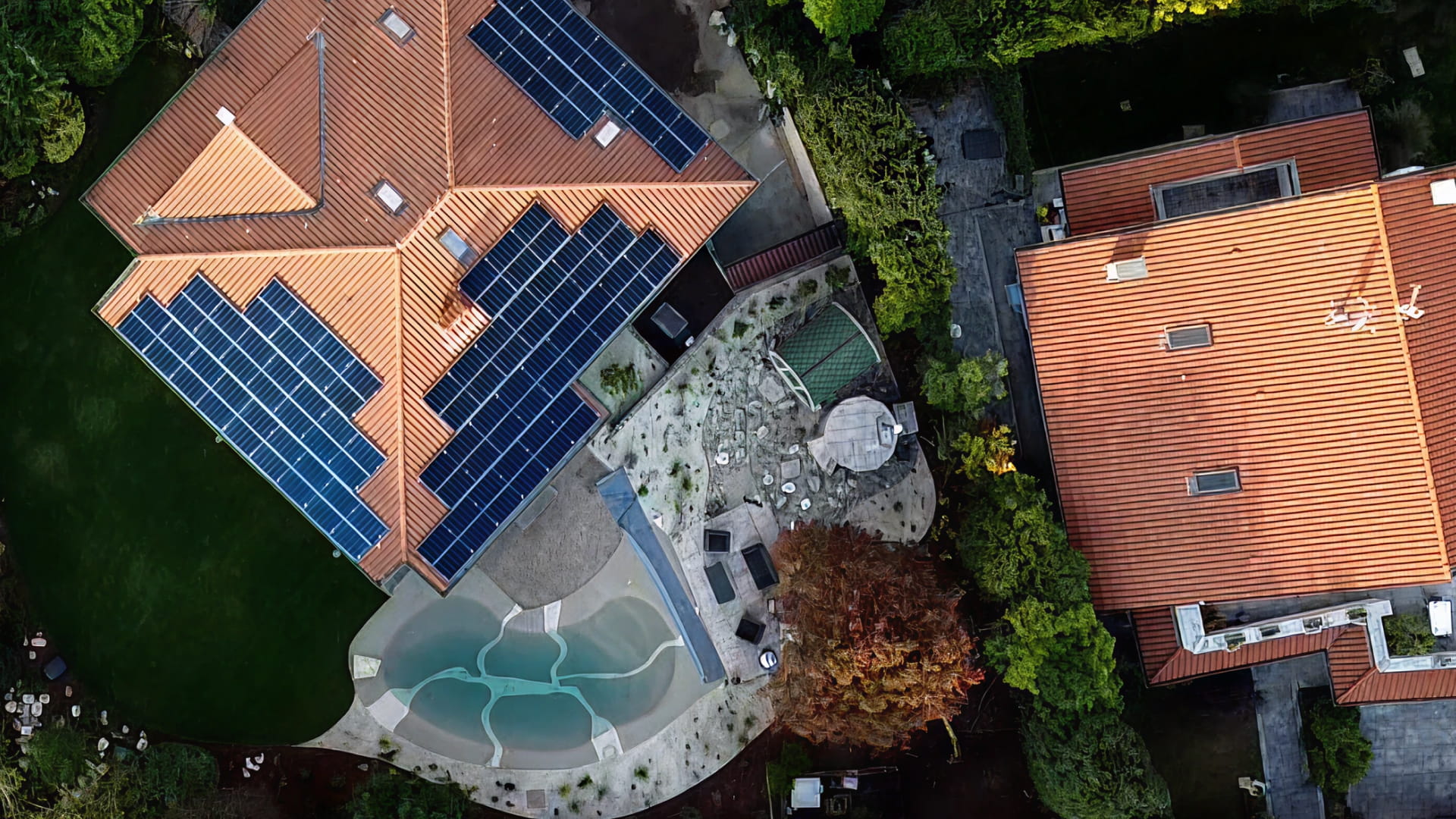 Veduta aerea di case con pannelli fotovoltaici, progetto Casa Huawei