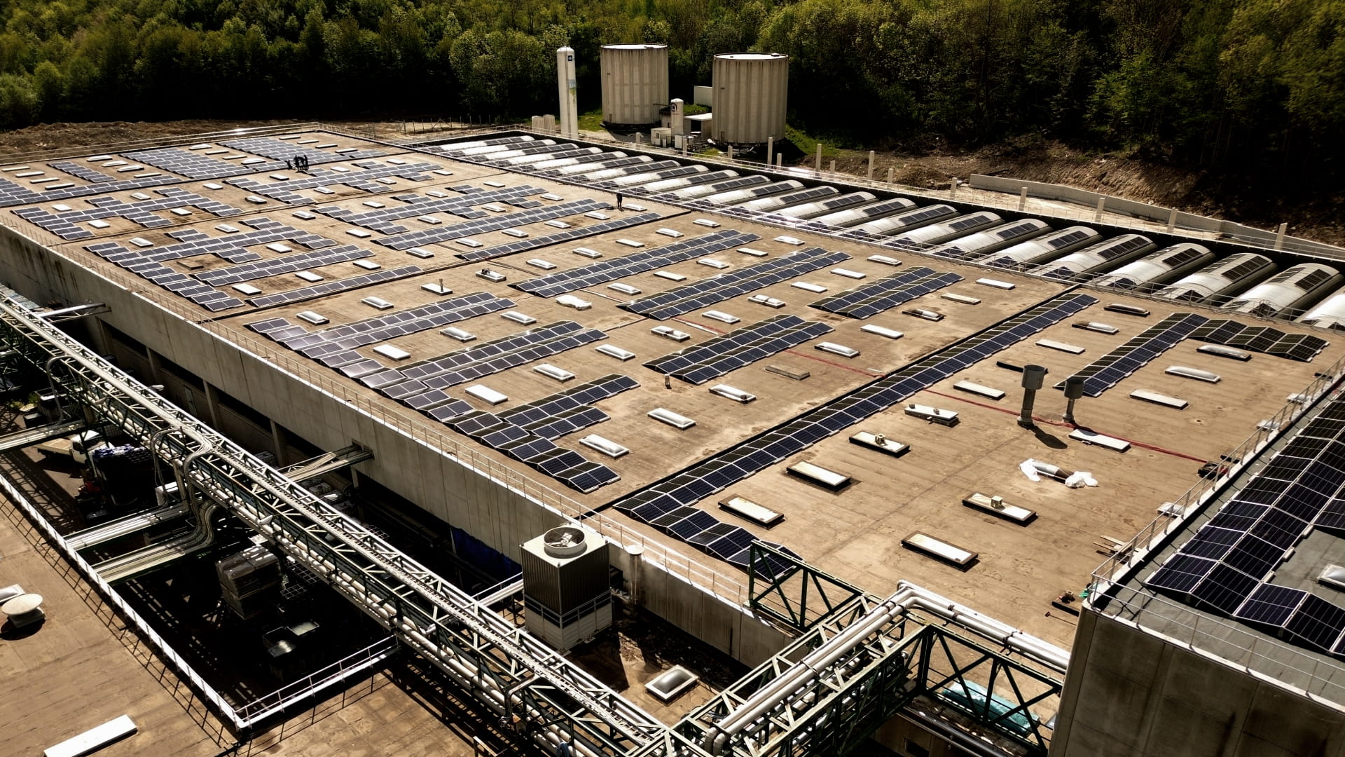 Veduta aerea dello stabilimento Acqua S.Bernardo con pannelli fotovoltaici sul tetto
