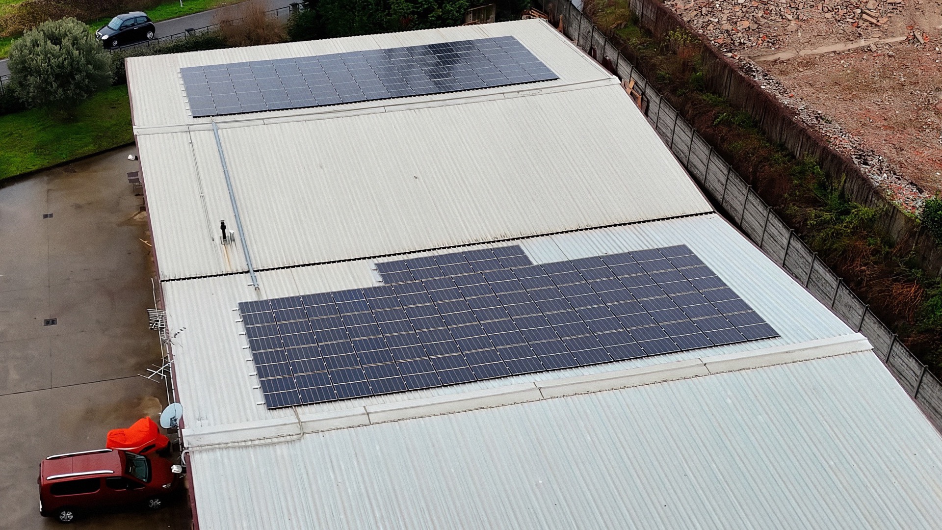 Copertura a Pioltello dopo la rimozione dell’amianto, con impianto fotovoltaico