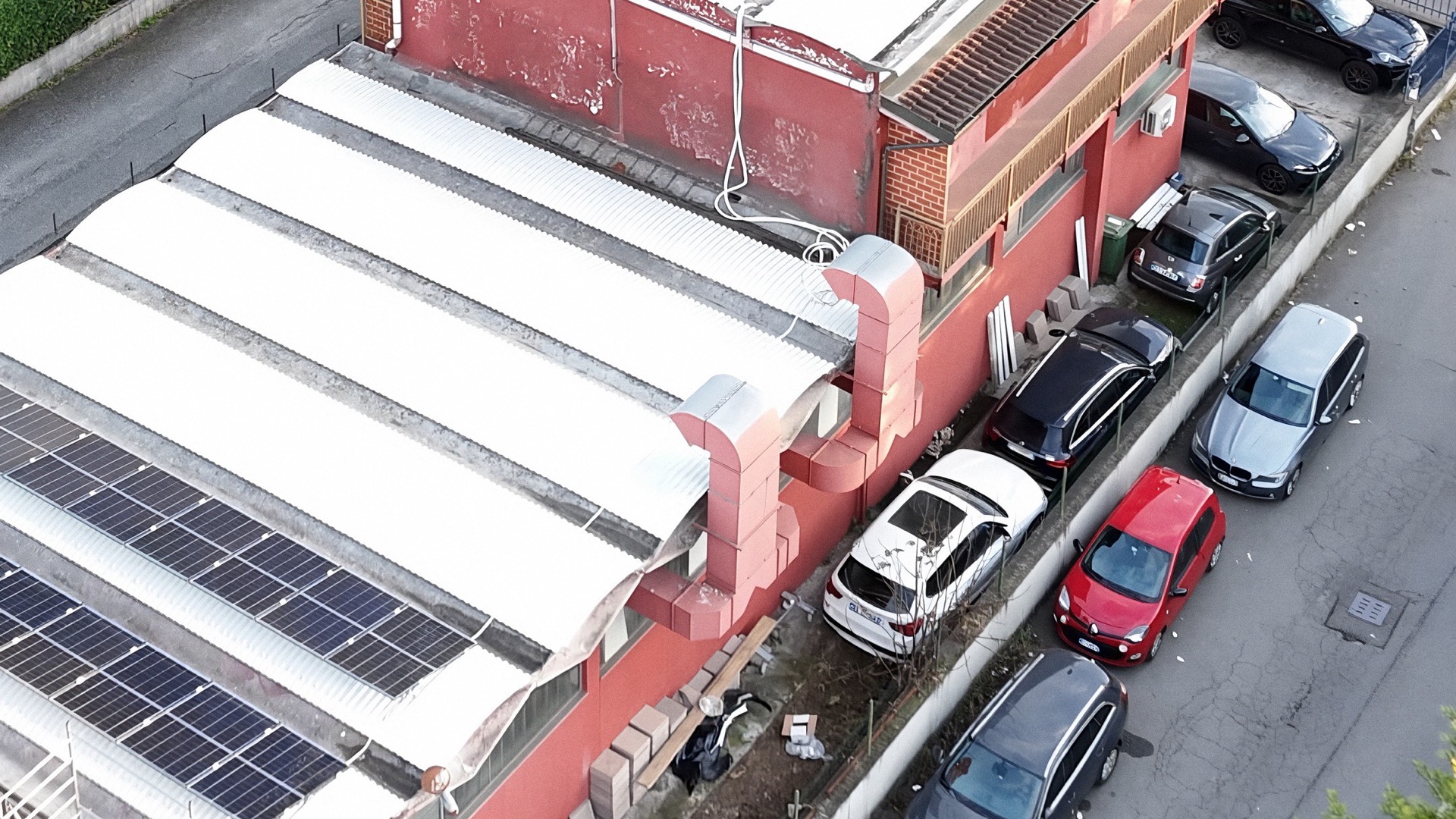 Copertura a Brugherio dopo la rimozione dell’amianto, con impianto fotovoltaico