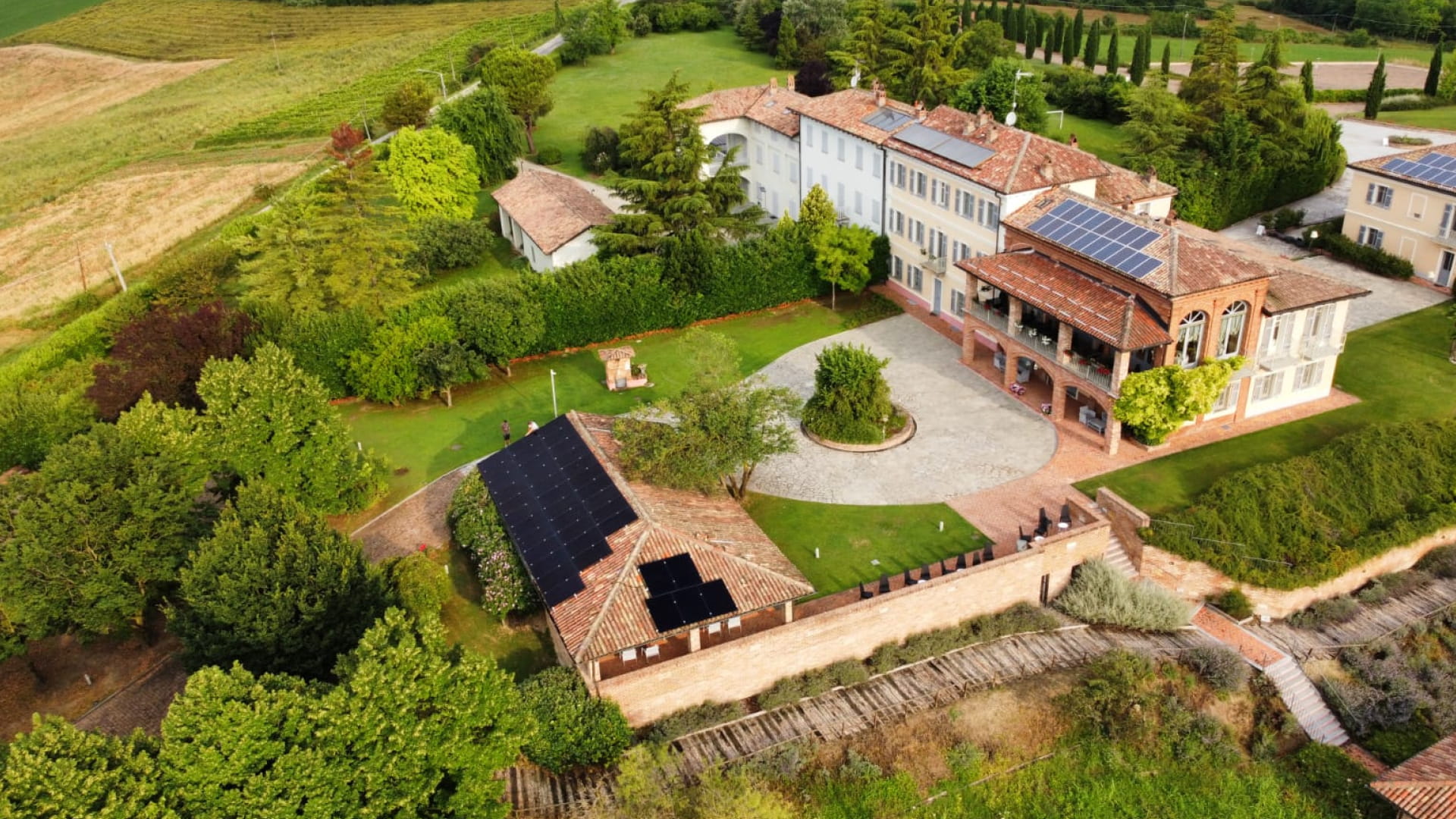 Veduta aerea di Villa Morneto, nel Monferrato, immersa nel verde